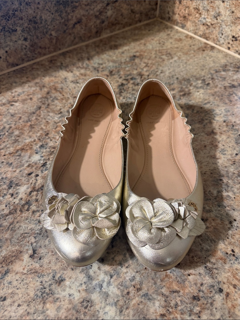 Tory Burch Blossom Ballet Flat Grained Metallic Leather Gold Size 7.5  Like New